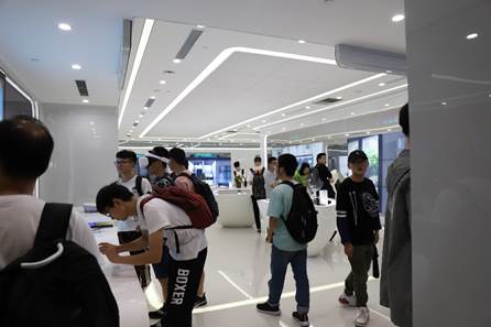 说明: E:\学科竞赛\ACM\ACM管理文档\2019年文件\华为参观新闻\照片\IMG_7009.JPG